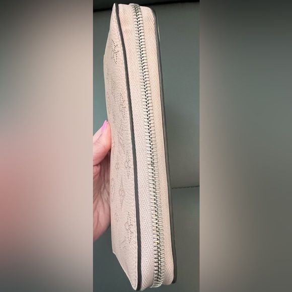 Like New Louis Vuitton Zippy Wallet - Picture 5 of 11